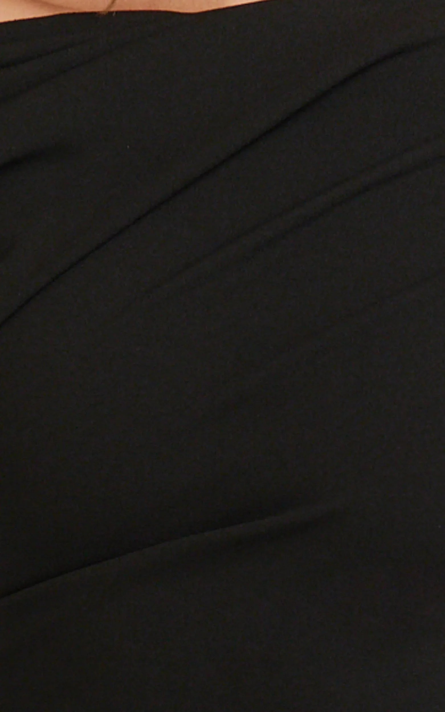 Visenta Midi Dress Asymmetrical Sleeve Dress in Black
