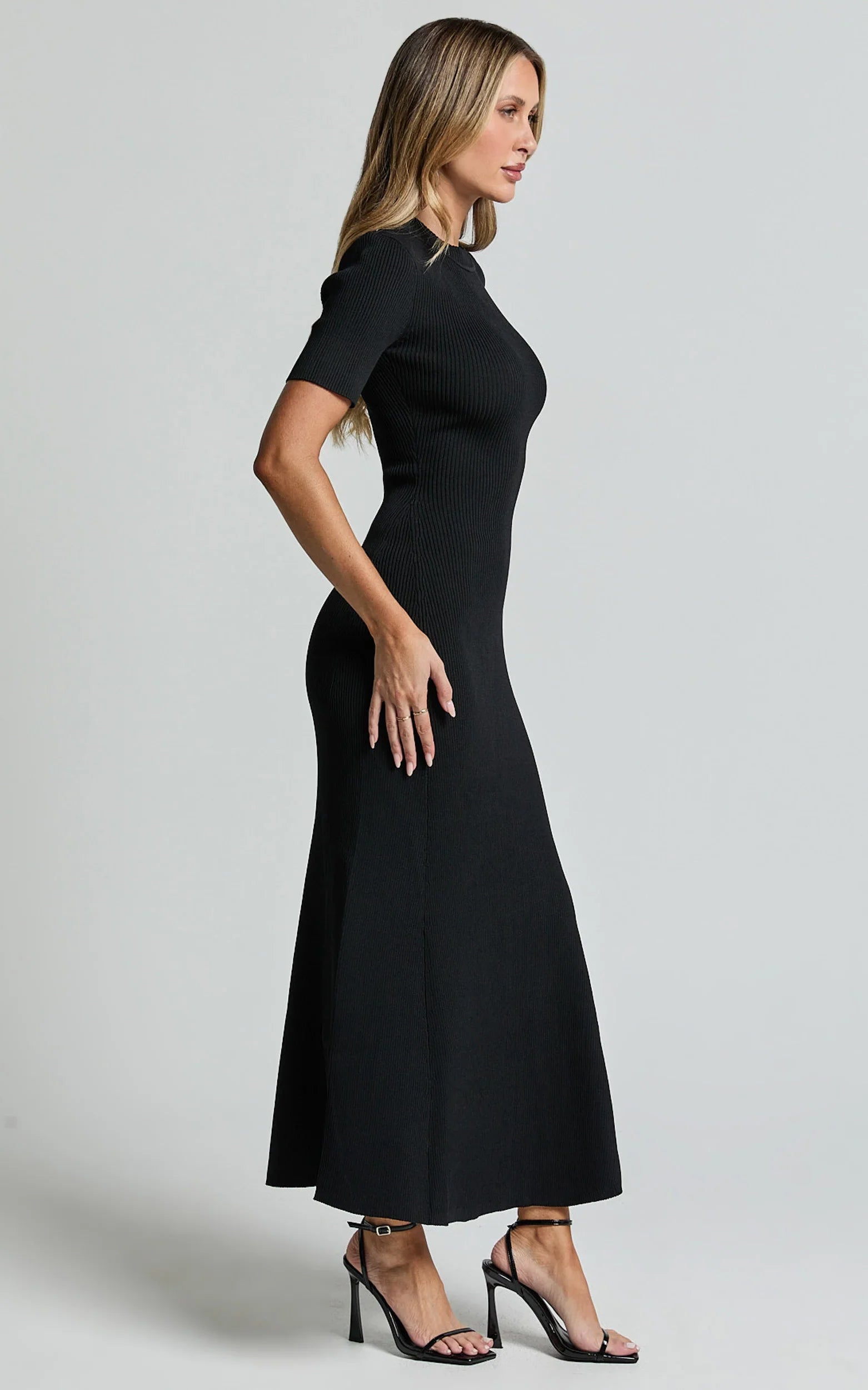 Lanie Midi Dress Knitted Crew Neck Short Sleeve Dress in Black